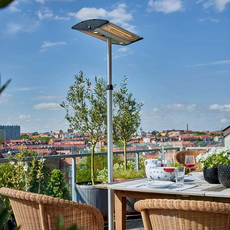 Stojací terasový ohřívač 1000–2000 W, stříbrný