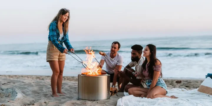 Bez kouře ohniště Solo Stove Ragner na pláži