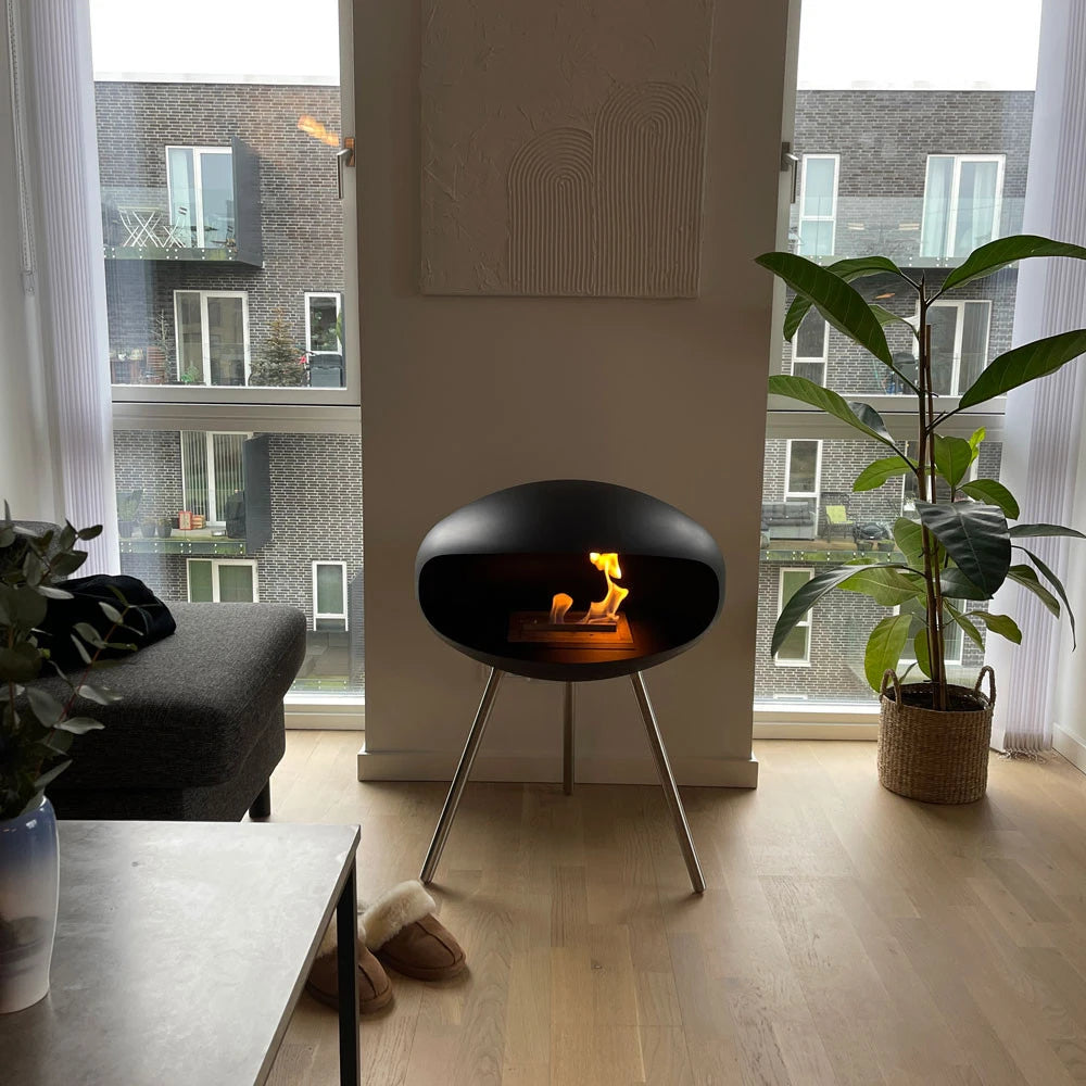 Cocoon Terra – matná černá s ocelovými nohami